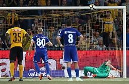 Marco Wölfli lenkt einen Penalty an die Latte Marco Wölfli lenkt einen Penalty an die Latte