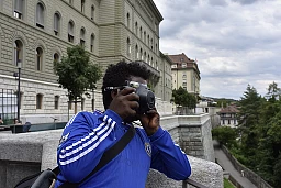 Ein junger Flüchtling fotografiert die Aussicht zum Marzili vom Bundesplatz aus . Bern 2018. Ein junger Flüchtling fotografiert die Aussicht zum Marzili vom Bundesplatz aus . Bern 2018.