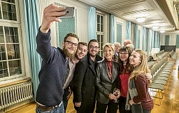 Jugendliche machen mit Karin Keller-Sutter ein Selfie an der Road-Show ihrer Partei in Winterthur am 12. November 2018.