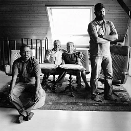 Amadé kam nach der Geburt direkt zu einer Amme, die sich um ihn kümmerte und ihn ernährte. Er war etwa fünf Wochen alt, als er in Sri Lanka seinen Schweizer Adoptiveltern übergeben wurde. Sie konnten das Kleinkind dort sofort zu sich nehmen, durften sich aber nicht mit dem Kind draussen zeigen. Die Adoption wurde erst vier Wochen später auf dem Gericht in Colombo vollzogen.