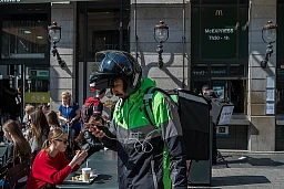 Un livreur regarde la destination de sa commande. Lyon - France / 2018