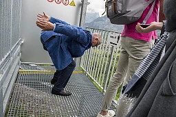 Adolf Ogi demostrating the ski jump position at Kandersteg