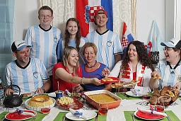 Reto Darms, Danijela Kaurin, Zora Bisacca, Lily Zaja und Evelyn Darms (von links) und ihre beiden Söhne sowie eine Freundin (hintere Reihe) teilen die Speisen aus Argentinien und Kroatien.