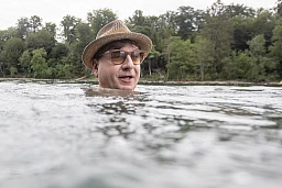 Eine Erfrischung vom Kanufahren. Beat Schlatter beim Rheinhölzle kurz vor Büsingen am Hochrhein (D). Eine Erfrischung vom Kanufahren. Beat Schlatter beim Rheinhölzle kurz vor Büsingen am Hochrhein (D).