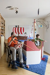 Kinder und Alte Menschen verbringen in einer Tageskrippe Zeit miteinander Kinder und Alte Menschen verbringen in einer Tageskrippe Zeit miteinander