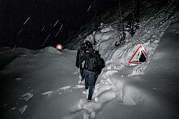 Nella foto Cissè Alassane (17anni - Guinea) e Ibrahim Diallo (16 anni - Guinea), mentre percorrono senza luci il primo tratto verso il Colle della Scala. Una valanga ha sepolto la strada e parte della segnaletica presente.