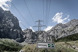 Monter à l'alpage, par la paroi rocheuse. Monter à l'alpage, par la paroi rocheuse.
