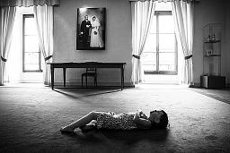 enfant couché sur le tapis de la salle des mariage du château, CP "au coeur des temps" enfant couché sur le tapis de la salle des mariage du château, CP "au coeur des temps"