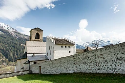 Ein Kloster inmitten der Berge, Val Müstair, April 2018.