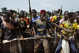 En échange d'une somme d'argent et d'une formation professionnelle, des hommes et des femmes sont venus rendre leurs armes dans le cadre du programme de Désarmement, Démobilisation, Réintégration (DDR) initié par la MINUSCA de Bangassou. En échange d'une somme d'argent et d'une formation professionnelle, des hommes et des femmes sont venus rendre leurs armes dans le cadre du programme de Désarmement, Démobilisation, Réintégration (DDR) initié par la MINUSCA de Bangassou.