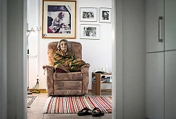 Maisprach(BS). La résidence de soin Matrusaden pour personnes mentalement handicapées tenu par Sheela Birnstiel ( née Ambalal Patel Sheela),ancienne secrétaire et porte parole de Bhagwan Shree Rajneesh dit Osho ici Sheela dans sa chambre sous un portrait d'Osho Maisprach(BS). La résidence de soin Matrusaden pour personnes mentalement handicapées tenu par Sheela Birnstiel ( née Ambalal Patel Sheela),ancienne secrétaire et porte parole de Bhagwan Shree Rajneesh dit Osho ici Sheela dans sa chambre sous un portrait d'Osho