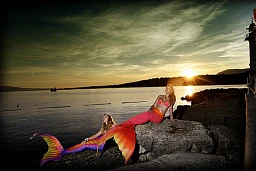Bains des Pâquis. A la naissance de l'aube, deux magnifiques sirènes se prélassent au soleil. Jessica et Yoëlle de Mermaid Apnoe Academy.