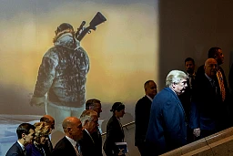 US President Donald Trump (R), Secretary of State Rex Tillerson (5L), Jared Kushner (L), son-in-law and senior adviser to US President, and other members of his delegation arrive for the World Economic Forum (WEF) annual meeting in Davos, eastern Switzerland, on January 25, 2018. (Photo by Fabrice COFFRINI / AFP) US President Donald Trump (R), Secretary of State Rex Tillerson (5L), Jared Kushner (L), son-in-law and senior adviser to US President, and other members of his delegation arrive for the World Economic Forum (WEF) annual meeting in Davos, eastern Switzerland, on January 25, 2018. (Photo by Fabrice COFFRINI / AFP)