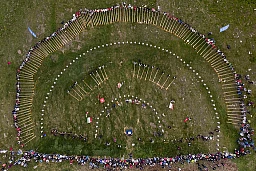 Alphorn players take part in a group performance surrounded by milk churns of the land art project "Bidons sans Frontiere" during the 17th international alphorn festival in Nendaz, south western Switzerland, Sunday, July 22, 2018. Over 200 alphorn players performed in Nendaz over the three day-long festival. (KEYSTONE/Laurent Gillieron) Alphorn players take part in a group performance surrounded by milk churns of the land art project "Bidons sans Frontiere" during the 17th international alphorn festival in Nendaz, south western Switzerland, Sunday, July 22, 2018. Over 200 alphorn players performed in Nendaz over the three day-long festival. (KEYSTONE/Laurent Gillieron)
