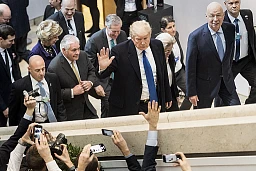 Donald Trump, President of the United States of America, center, arrives at the Congress Center with German Klaus Schwab, Founder and Executive Chairman of the World Economic Forum, WEF, right, during the 48th Annual Meeting of the WEF, in Davos, Switzerland, Thursday, January 25, 2018. The meeting brings together entrepreneurs, scientists, corporate and political leaders in Davos, January 23 to 26. (KEYSTONE/Laurent Gillieron) Donald Trump, President of the United States of America, center, arrives at the Congress Center with German Klaus Schwab, Founder and Executive Chairman of the World Economic Forum, WEF, right, during the 48th Annual Meeting of the WEF, in Davos, Switzerland, Thursday, January 25, 2018. The meeting brings together entrepreneurs, scientists, corporate and political leaders in Davos, January 23 to 26. (KEYSTONE/Laurent Gillieron)