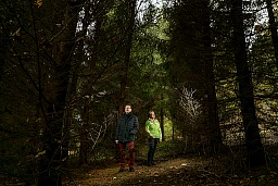 Streitgespräch zur Waldinitiative zwischen Vreni Fricker und Hans-Ruedi Hottiger. Fotografiert im Oberentfelder Wald.