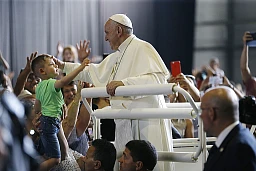 Le pape François arrrive à palexpo pour célébrer une messe dans le cadre de sa visite d'une journée à l'invitation du Conseil œcuménique des Églises (WWC) le 21 juin 2018 à Genève.