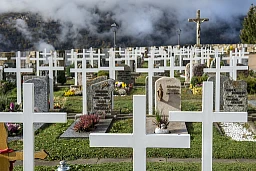 Mase - cimetières-Les croix sont identiques.