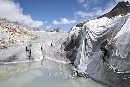 Touristen besuchen die mit Planen abgedeckte Eisgrotte am Gletscherende des Rhonegletscher oberhalb von Gletsch am Furkapass, am Montag, 3. September 2018. (KEYSTONE/Urs Flueeler). Touristen besuchen die mit Planen abgedeckte Eisgrotte am Gletscherende des Rhonegletscher oberhalb von Gletsch am Furkapass, am Montag, 3. September 2018. (KEYSTONE/Urs Flueeler).