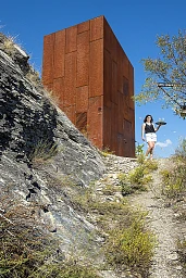 Sion-La guérite transformée - Le cube de la Maison de vins Varone - Sandrine Braunschweig, gérante. Sion-La guérite transformée - Le cube de la Maison de vins Varone - Sandrine Braunschweig, gérante.