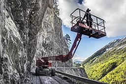 Travaux sur la route de Derborence avant l'ouverture..