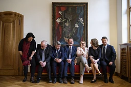 Die gewaehlten Regierungsraete Christine Haesler, Gruene, Pierre Alain Schnegg, SVP, Christoph Ammann, SP, Christoph Neuhaus, SVP, Beatrice Simon, BDP, Evi Allemann, SP, Philippe Mueller, FDP, von links, posieren fuer die Fotografen waehrend den Regierungsratswahlen des Kantons Bern, am Sonntag, 25. Maerz 2018 in Bern. (KEYSTONE/Anthony Anex)