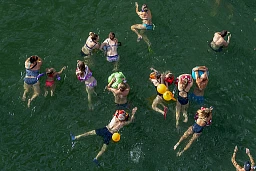 Teilnehmer des 38. Basler Rheinschwimmens bei ihrem Schwumm im Rhein durch die Stadt Basel am Dienstag, 14. August 2018. (KEYSTONE/Georgios Kefalas)