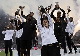 Athletics - Diamond League - Letzigrund Stadium, Zurich, Switzerland - August 30, 2018 Katerina Stefanidi of Greece and winning athletes celebrate at the end REUTERS/Moritz Hager Athletics - Diamond League - Letzigrund Stadium, Zurich, Switzerland - August 30, 2018 Katerina Stefanidi of Greece and winning athletes celebrate at the end REUTERS/Moritz Hager