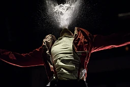 Sänger Felix Brummer der Band Kraftklub spuckt einen Schwall Wasser aus beim Konzert vor 20'000 Zuschauern am Gurtenfestival 2018 in Bern am 13.07.2018.