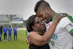 Yverdon Sport FC fête le départ du footballeur Djibril Cissé lors de son match face à FC Bavois. Quelques instants avant le coup d'envoi, sa maman entre sur le terrain par surprise, émue, pour serrer son fils dans ses bras.