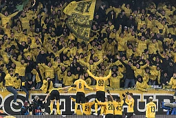YB players celebrate after Guillaume Hoarau, center (99), scored 2-0, during the UEFA Champions League group stage group H matchday 6 soccer match between Switzerland's BSC Young Boys Bern and Italy's Juventus Football Club Turin, at the Stade de Suisse in Bern, Switzerland, Wednesday, December 12, 2018. (KEYSTONE/Alessandro della Valle) YB players celebrate after Guillaume Hoarau, center (99), scored 2-0, during the UEFA Champions League group stage group H matchday 6 soccer match between Switzerland's BSC Young Boys Bern and Italy's Juventus Football Club Turin, at the Stade de Suisse in Bern, Switzerland, Wednesday, December 12, 2018. (KEYSTONE/Alessandro della Valle)