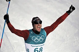 Dario Cologna jubelt beim Zieleinlauf über 15 Kilometer Skating.