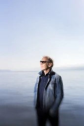 Lorenz Keiser posiert am Ufer des Zürichsees. Lorenz Keiser posiert am Ufer des Zürichsees.