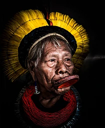 Portrait du chef indigène brésilien Raoni Metuktire. Portrait du chef indigène brésilien Raoni Metuktire.