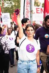 Comme plus de 500'000 autres personnes ce jour-là en Suisse, cette jeune femme lève le poing lors de la Grève des Femmes pour réclamer l'égalité des droits et la fin des violences faites aux femmes. Comme plus de 500'000 autres personnes ce jour-là en Suisse, cette jeune femme lève le poing lors de la Grève des Femmes pour réclamer l'égalité des droits et la fin des violences faites aux femmes.