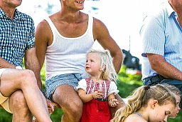 Eltern bringen ihre Kinder mit, damit dieser uralte Schweizer Wurfsport nicht vergessen geht. Eltern bringen ihre Kinder mit, damit dieser uralte Schweizer Wurfsport nicht vergessen geht.