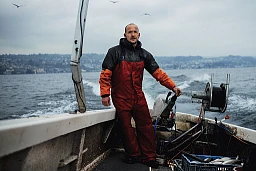 Berufsfischer Samuel Weidmann steuert sein Boot über den Zürichsee Berufsfischer Samuel Weidmann steuert sein Boot über den Zürichsee