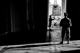 Dienst. Zwei Schweizergardisten am Bronzetor, dem offiziellen Eingang des Apostolischen Palasts. Dienst. Zwei Schweizergardisten am Bronzetor, dem offiziellen Eingang des Apostolischen Palasts.