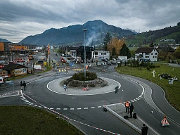 Foto: Philippe Rossier, 24.11.2019, Galgenen SZ, Autounfall nach Verfolgungsjagd mit der Polizei, Drohneaufnahme Foto: Philippe Rossier, 24.11.2019, Galgenen SZ, Autounfall nach Verfolgungsjagd mit der Polizei, Drohneaufnahme