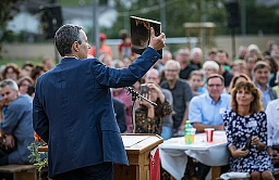 Foto: Philippe Rossier, 30.7.2019, Wir begleiteten Bundesrat Ignazio Cassis in alle vier Landesteile. Den Anfang machte er am Mittwochabend (31.7) in Krauchtahl BE Foto: Philippe Rossier, 30.7.2019, Wir begleiteten Bundesrat Ignazio Cassis in alle vier Landesteile. Den Anfang machte er am Mittwochabend (31.7) in Krauchtahl BE