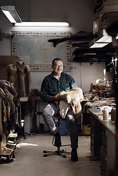 «Wer Fleisch isst, kann genauso gut einen Nerzmantel tragen», sagt der Kürschner Thomas Aus der Au. Lieber aber bewirbt er Rotfuchsfelle. «Wer Fleisch isst, kann genauso gut einen Nerzmantel tragen», sagt der Kürschner Thomas Aus der Au. Lieber aber bewirbt er Rotfuchsfelle.