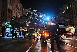 Ein BMW wird von der Polizei abgeschleppt, weil die Registrierung abgelaufen ist. (Berlin Neukölln, 1. März 2019)
