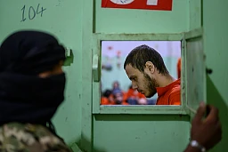 Kurdische Wachen schliessen die Luke zu einer Zelle mit inhaftierten IS-Kämpfern Kurdische Wachen schliessen die Luke zu einer Zelle mit inhaftierten IS-Kämpfern