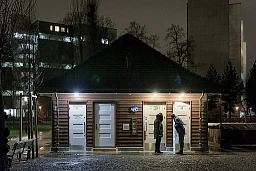 Eine Kältepatrouille der Sozialwerke Pfarrer Sieber kontrolliert am Samstag (12.01.19) eine WC-Anklage auf der Josefswiese in Zürich nach hilfsbedürftigen Obdachlosen. Foto: Markus Forte Eine Kältepatrouille der Sozialwerke Pfarrer Sieber kontrolliert am Samstag (12.01.19) eine WC-Anklage auf der Josefswiese in Zürich nach hilfsbedürftigen Obdachlosen. Foto: Markus Forte