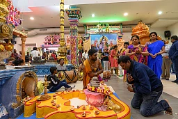 Bern, 27.4.2019 — Im berner Haus der Religionen nimmt die tamilische Gemeinschaft Abschied der getoeten beim Attentat in Colombo, Sri Lanka.
Foto:Karl-Heinz Hug Bern, 27.4.2019 — Im berner Haus der Religionen nimmt die tamilische Gemeinschaft Abschied der getoeten beim Attentat in Colombo, Sri Lanka.
Foto:Karl-Heinz Hug