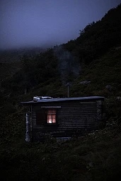 Blick auf die "Roggahuette" im Gebiet "Roggen" , aufgenommen in der zweiten Woche der Buendner Hochjagd, am Donnerstag, 21. September 2019, in Klosters. Hier lebt Jäger Peter Marugg während der Hochjagd. (KEYSTONE/Gian Ehrenzeller) Blick auf die "Roggahuette" im Gebiet "Roggen" , aufgenommen in der zweiten Woche der Buendner Hochjagd, am Donnerstag, 21. September 2019, in Klosters. Hier lebt Jäger Peter Marugg während der Hochjagd. (KEYSTONE/Gian Ehrenzeller)