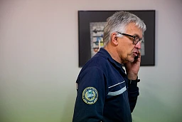 Lonay, jeudi 19 décembre 2019. Série de Noël sur les travails qui ne s’arrêtent pas à Noël. Reportage sur Olivier Jeanneret, assistant pénitentiaire à la prison des Tuilières à Lonay. Olivier communique par téléphone avec la centrale