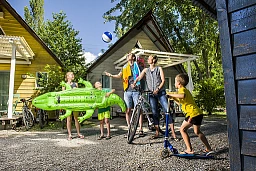 Sion - 15 juillet 2019 - Camping TCS des Iles - La famille Habrik, Roman et Bettina et leurs enfants Anina, Joël et Yves, logent dans une cabane.