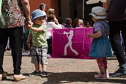 Sciopero delle donne 2019: scambio di sguardi tra un bambino e una bambina durante l'evento "Le donne che leggono sono pericolose" sul Piazzale della Filanda a Mendrisio, sullo sfondo una bandiera della manifestazione Sciopero delle donne 2019: scambio di sguardi tra un bambino e una bambina durante l'evento "Le donne che leggono sono pericolose" sul Piazzale della Filanda a Mendrisio, sullo sfondo una bandiera della manifestazione