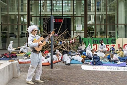 Aktivisten des Klimacamps der Gruppe Collective Climate Justice blockieren am ersten Aktionstag die Bank UBS am Aeschenplatz in Basel, am Montag, 8. Juli 2019. (KEYSTONE/Georgios Kefalas)